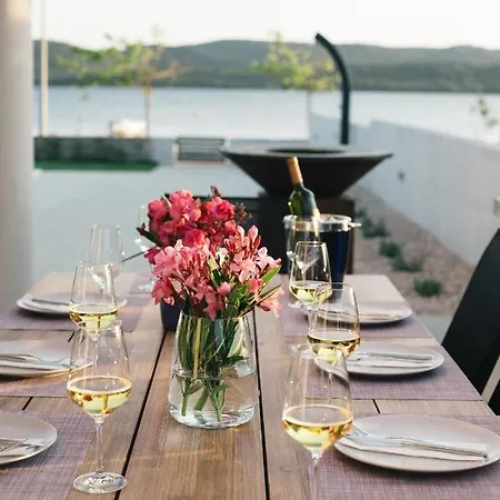 Roberta Zadarvillas *