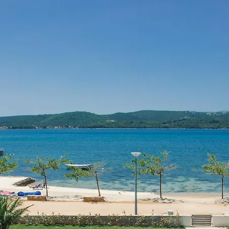 Roberta Zadarvillas *