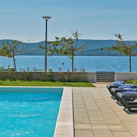 Roberta Zadarvillas *