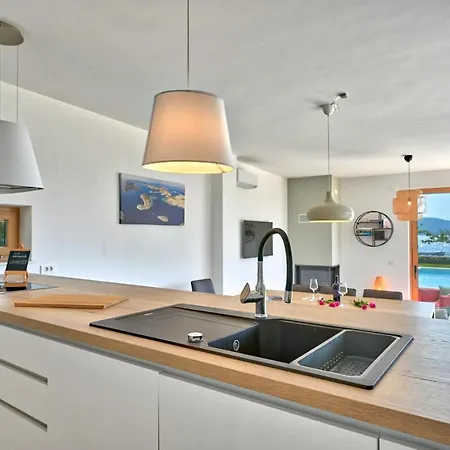 Roberta Zadarvillas *