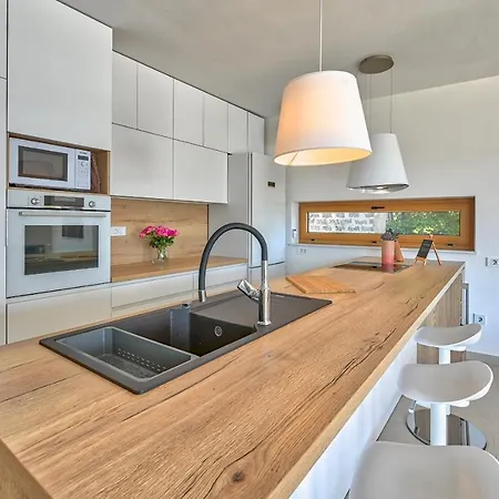 Roberta Zadarvillas *