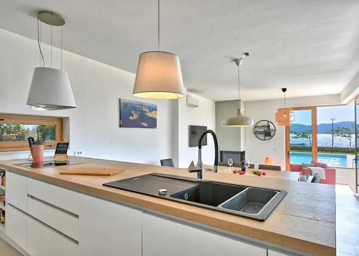 Roberta Zadarvillas *