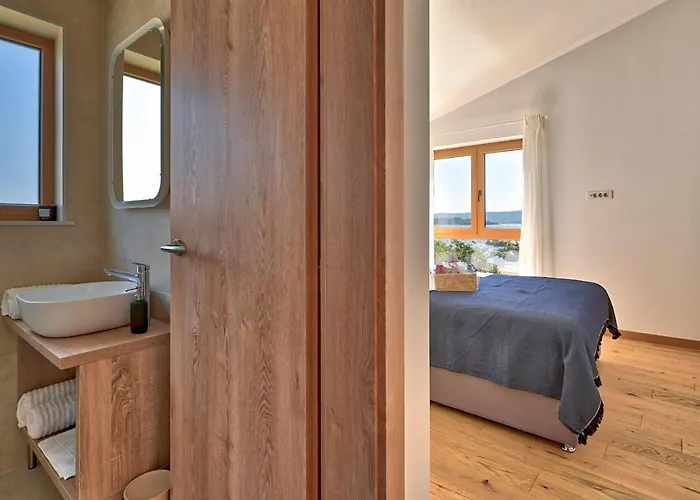 Roberta Zadarvillas *