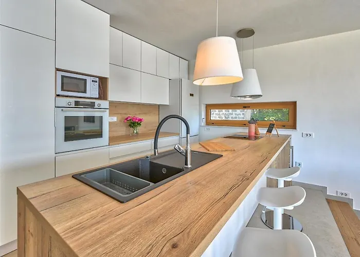 Roberta Zadarvillas *