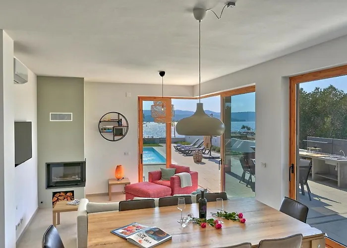 Roberta Zadarvillas *