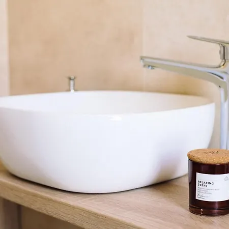 Roberta Zadarvillas *