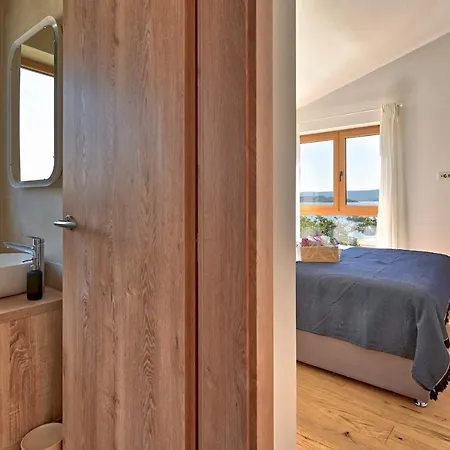 Roberta Zadarvillas *