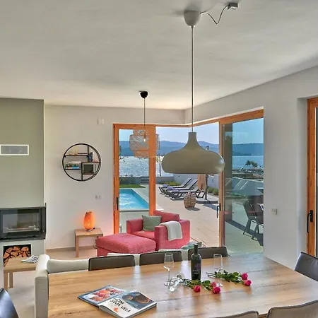 Roberta Zadarvillas *