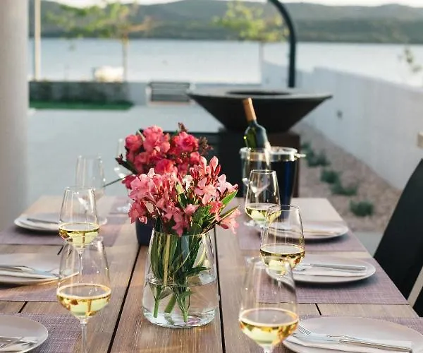 Roberta Zadarvillas *