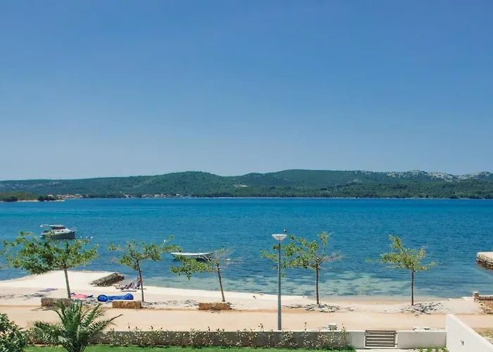 Roberta Zadarvillas *